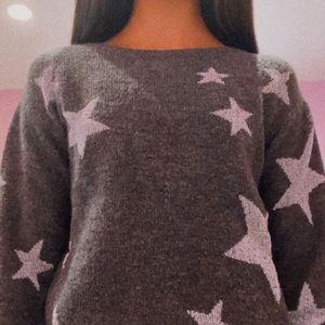 gray knit sweatshirt